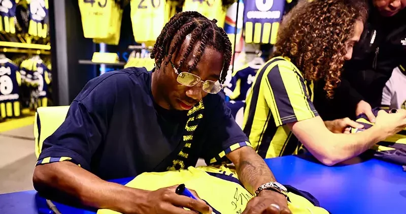 Guendouzi, Cherif ve Nene imza gününde taraftarlarla buluştu