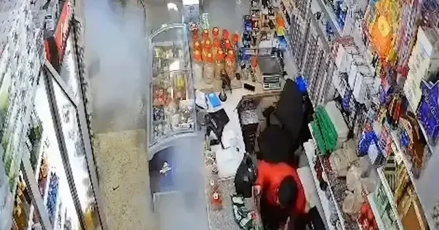 İşgal askerleri Batı Şeria da dükkana ses bombası attı VİDEO İZLE