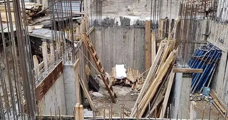 Zeytinburnu nda inşaatta merdivenden düşen işçi yaralandı