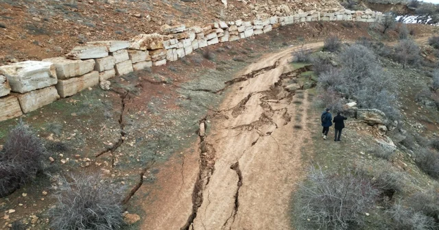 Köyde arazideki heyelan nedeniyle yolda derin çatlaklar oluştu Sivas Haberleri