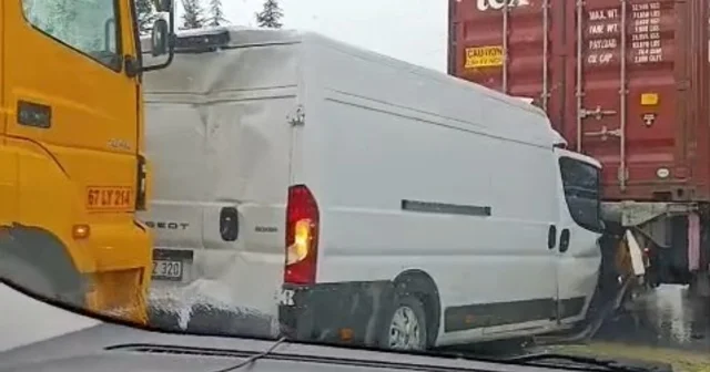 Eskişehir de 4 aracın karıştığı zincirleme kazada 1 kişi yaralandı Önündeki kaza sebebiyle yavaşlayan minibüse arkadan tır çarptı Eskişehir Haberleri