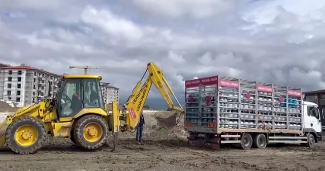 Çamura saplanan tüp yüklü kamyon kepçeyle kurtarıldı Burdur Haberleri