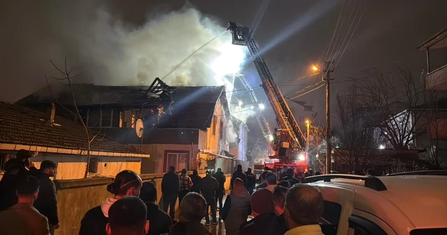 Elektrikli ısıtıcı evi alev alev yaktı: 3 kişi dumandan etkilendi Kocaeli Haberleri