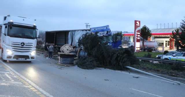 Freni boşalan TIR, 4 araca çarpıp elektrik direğini devirdi: 6 yaralı Samsun Haberleri