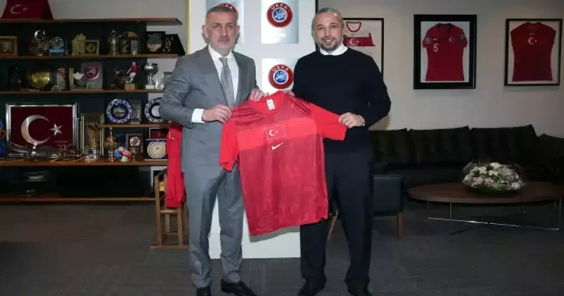 Son Dünya Kupası nın kahramanıydı! Efsane formayı TFF ye hediye etti