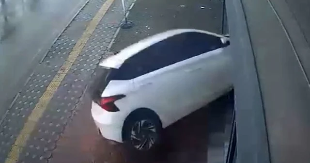 Otomobil iş yerinin vitrininden içeri girdi Osmaniye Haberleri