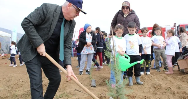 İzmir de yangından etkilenen bölgelerde fidan dikimi yapıldı İzmir Haberleri