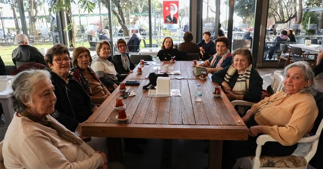 Antalya da 57 yıllık dostlar çay bahçesinde buluştular Antalya Haberleri