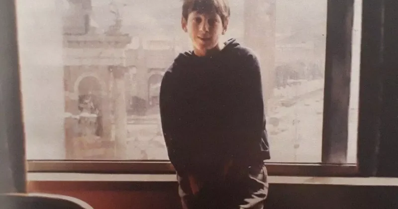 Bu karedeki çocuğu şimdi dünya tanıyor