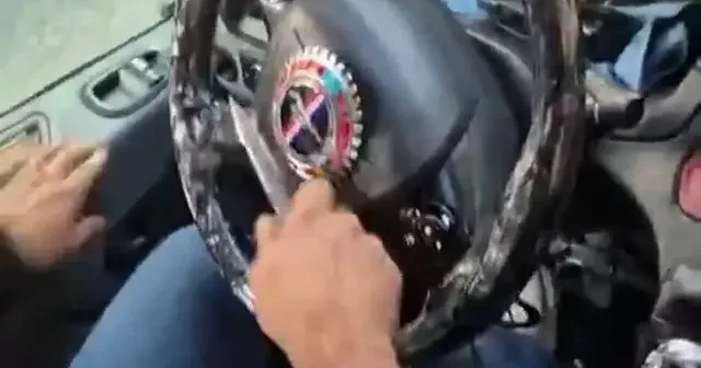 İzmir’de minibüste taciz iddiası: Bıçaklar çekildi yolcular dehşeti yaşadı VİDEO İZLE