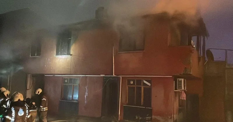 Aydınlatma direğinden sıçrayan alevler ofis katını küle çevirdi