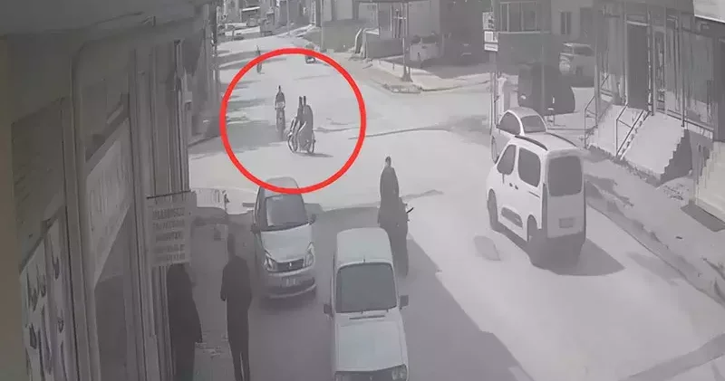 Adana da iki motosiklet çarpıştı; 3 yaralı