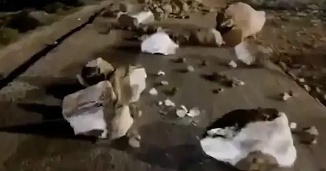 Siyonist zulmü sınır tanımıyor: İsrailli yerleşimciler ambulansları engellemek için yolları taşlarla kapattı VİDEO İZLE