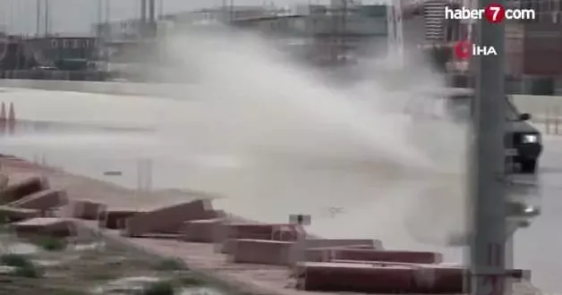 Yağmurlu yolda gizli tehlike: Su birikintisine dalan otomobil takla attı