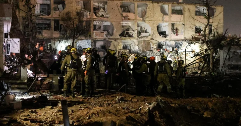 İran, İsrail in Arad ve Dimona kentlerini hedef alan yeni misillemeler düzenledi