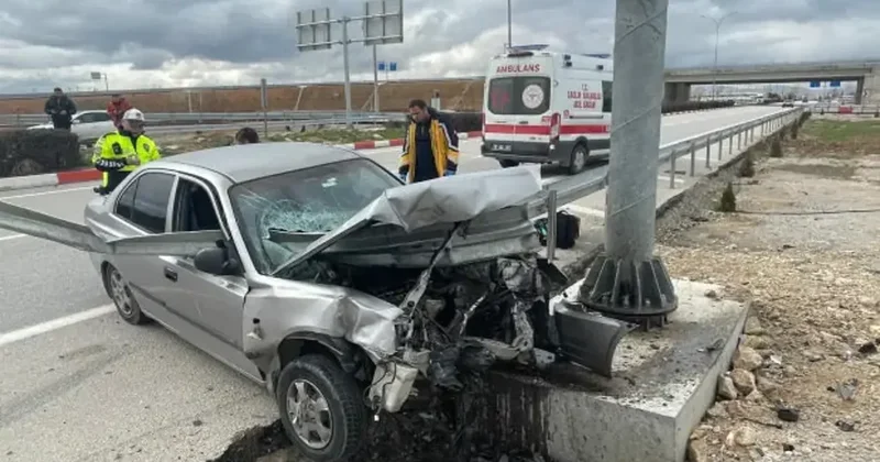 Karaman da mucize kurtuluş: Otomobil bariyere ok gibi saplandı! Görüntüler korkunç...