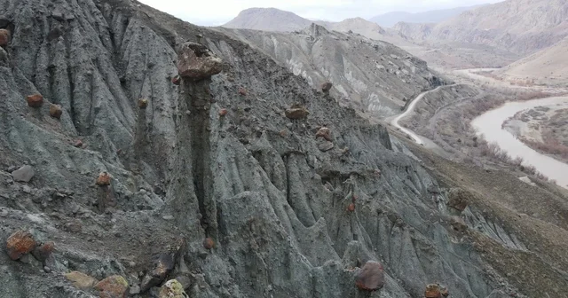 Erzincan da peri bacalarını andıran doğal oluşumlar ilgi görüyor Erzincan Haberleri