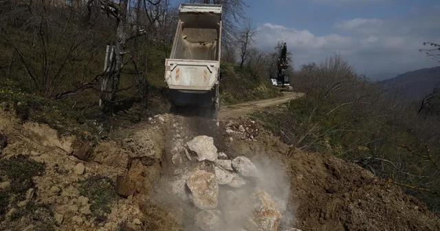 Yığışlarla meydana gelen heyelanla anında müdahale Düzce Haberleri