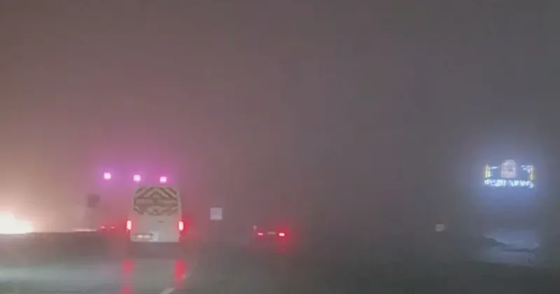 İstanbul da sis alarmı: Sürücüler ikaz lambalarını yakarak ilerledi İstanbul Haberleri