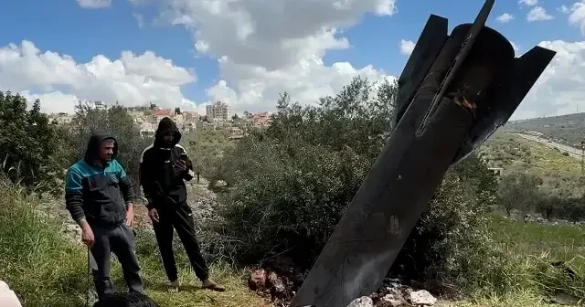 İran ın fırlattığı misilleme füzesinin kalıntısı işgal altındaki Batı Şeria ya düştü VİDEO İZLE