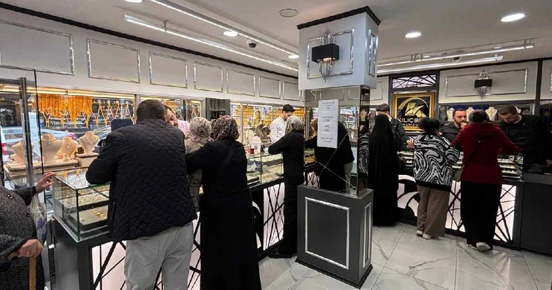 Akın akın altına hücum başlayınca kuyumcu ne yapacağını şaşırdı: Vallahi de diyerek duvara bu yazıyı astı