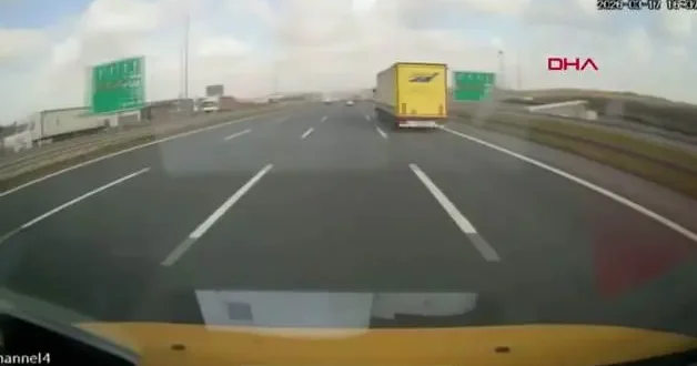 Otoyolda makas dehşeti: Kontrolden çıkan araç bariyere ok gibi saplandı