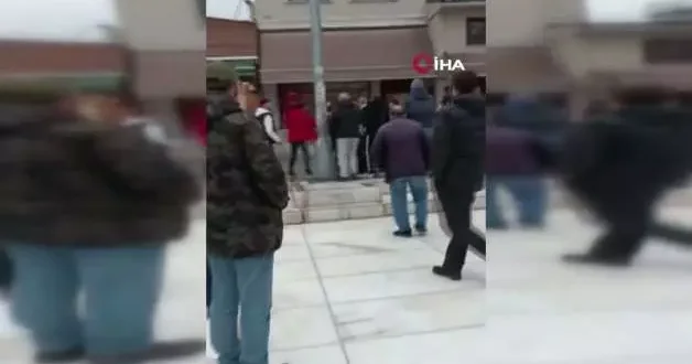 Sokak ortasında sopalı ve yumruklu kavga cep telefonuna kaydedildi