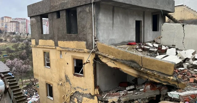 Tahliye edilen bina yağışlara dayanamayarak çöktü Adıyaman Haberleri