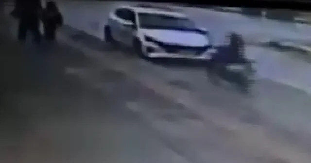 Ankara da akılalmaz kaza: Motosiklet sürücüsü park halindeki araca çarpıp böyle kaçtı VİDEO İZLE