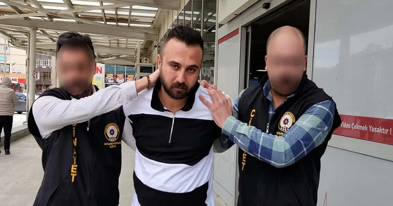 Boğarak öldürdüğü babasıyla aynı evde kaldı!