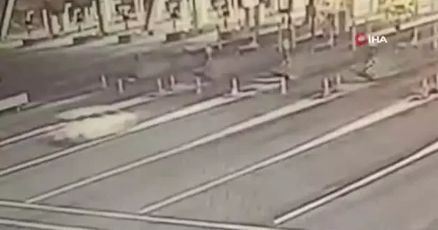 Pendik gişelerde otomobilin bariyerlere çarptığı dehşet anları kameraya yansıdı