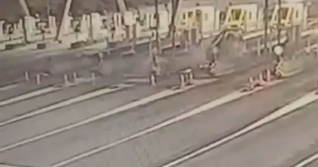 Pendik te otomobilin gişelere çarparak takla attığı kaza kamerada VİDEO İZLE