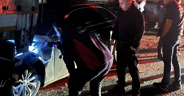 Cizre de iki tır arasında sıkışan otomobil kağıt gibi ezildi: 1 yaralı Şırnak Haberleri