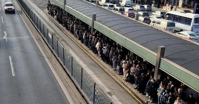 İstanbul da sabah saatlerinde metrobüs kullanan vatandaşlar ulaşım kabusu yaşadı VİDEO İZLE