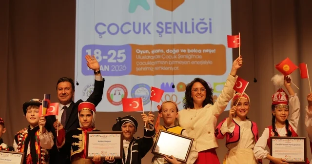 Dünyanın dört bir yanından gelen çocuklar Menteşe sahnesinde dans etti Muğla Haberleri