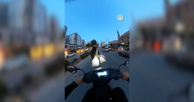 Motosikletin çarptığı yaya yola savruldu: O anlar kamerada