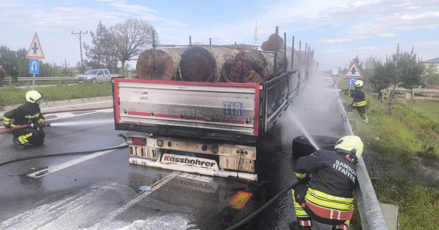 Samsun da seyir halindeki tomruk yüklü kamyon alev alev yandı Samsun Haberleri