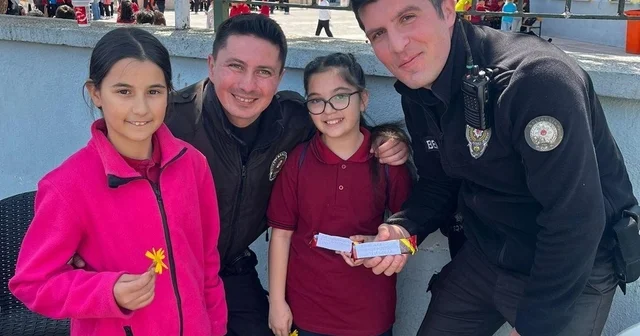 Ayvalık ta minik öğrencilerden polis amcalarına içten teşekkür Balıkesir Haberleri