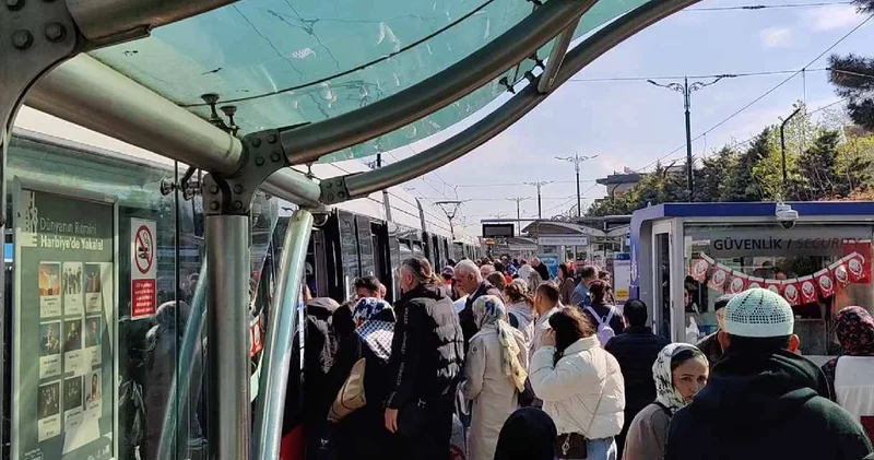 Tramvay arızalandı! Yolcular raylarda yürüdü