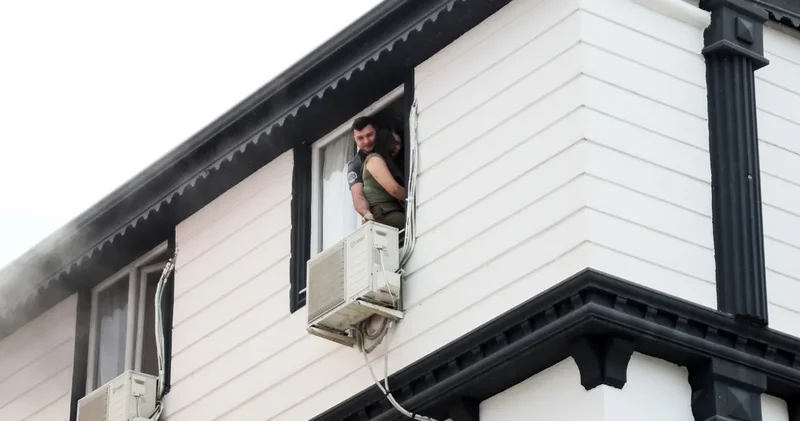 Apart otelde yangın paniği: İtfaiyeciler mahsur kalanlar için seferber oldu