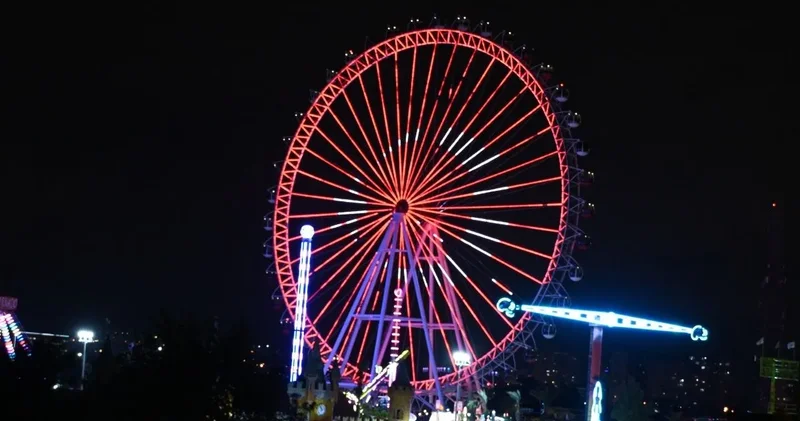 Dönme dolapta 23 Nisan şöleni