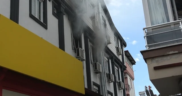 Antalya da apartman dairesindeki yangın korkuttu: 5 kişi tedbir amaçlı hastaneye götürüldü Antalya Haberleri