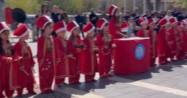 23 Nisan da çarpıcı tezat: Balkanlar da Mehter coşkusu Gaziantep te CHP den sırt dönme protestosu VİDEO İZLE