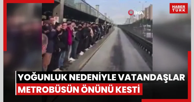 Metrobüs duraklarında yaşanan yoğunluk nedeniyle vatandaşlar metrobüsün önünü kesti