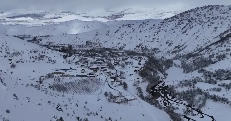 Refahiye’de nisan ayında kar sürprizi