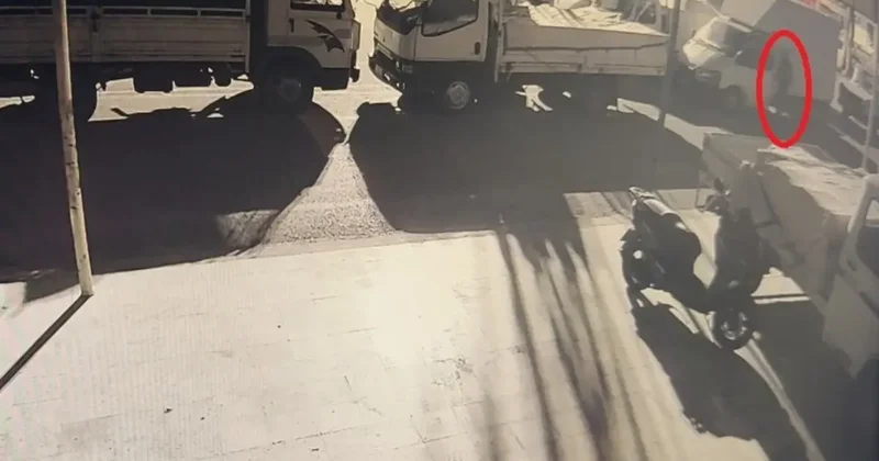 Antalya’da üzerinde anahtarı unutulan biber yüklü kamyonet terk edilmiş halde bulundu