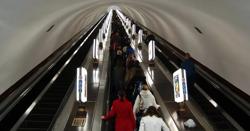 Yerin en dibinde: 105 metre derindeki istasyondan çıkmak dakikalar alıyor