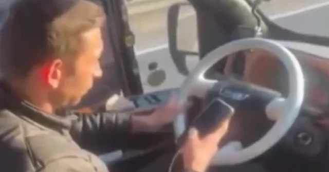 Direksiyon başında telefon skandalı: Yolcu dolu dolmuşta tehlikeli anlar VİDEO İZLE