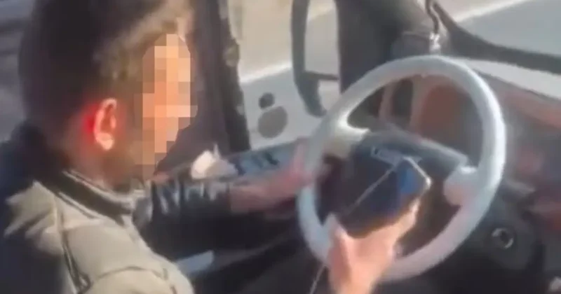 Yolcu dolu dolmuşta bir yandan telefona baktı, diğer yandan aracı kullandı
