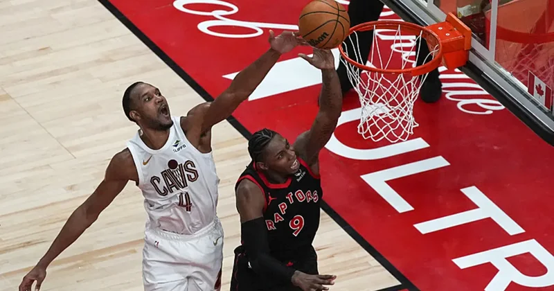 NBA de Raptors, Cavaliers ı yenerek seriyi 2 1 e getirdi